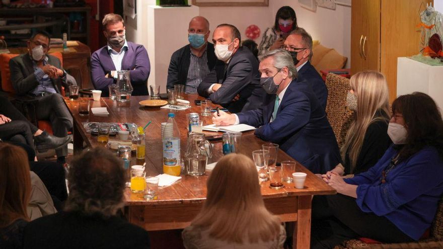 Alberto Fernández durante una reunión en una casa en Ituzaingó