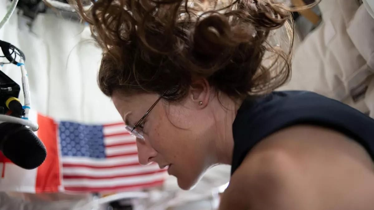 La astronauta de la NASA y especialista de la misión Artemisa II, Christina Koch, aparece aquí en el cuarto día de la misión.