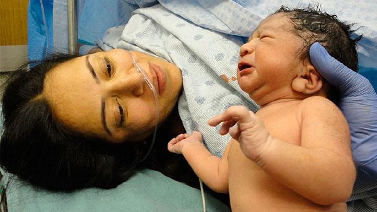 Una madre y su hijo recién nacido