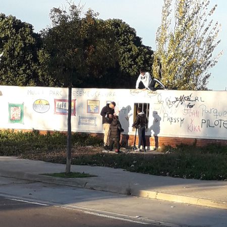 Varias personas saltan la valla del Parque.