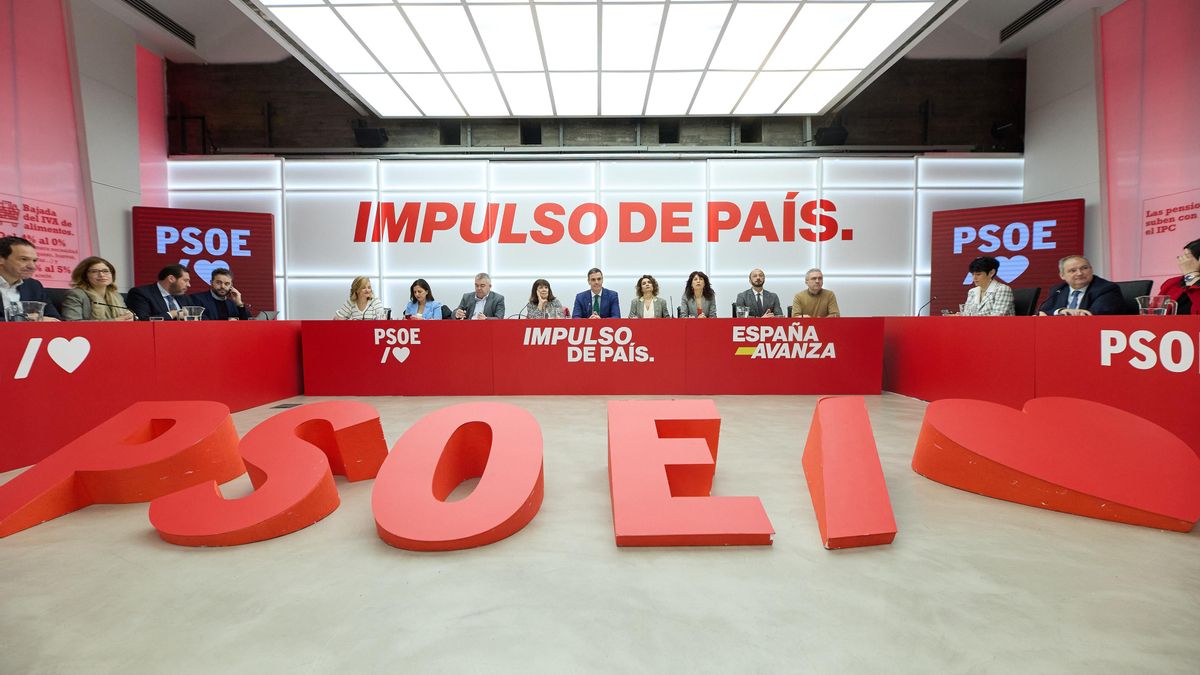 Archivo - (I-D) La ministra de Educación, Formación Profesional y Deportes, Pilar Alegría; la nueva portavoz del PSOE, Esther Peña; el secretario de Organización del PSOE, Santos Cerdán; la presidenta del PSOE, Cristina Narbona; el presidente del Gobierno