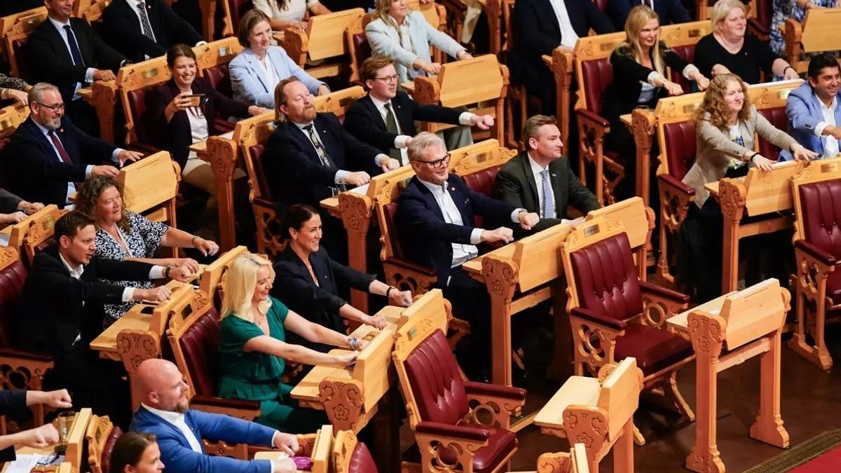 Los diputados noruegos animan a su selección en el Mundial remando al estilo vikingo
