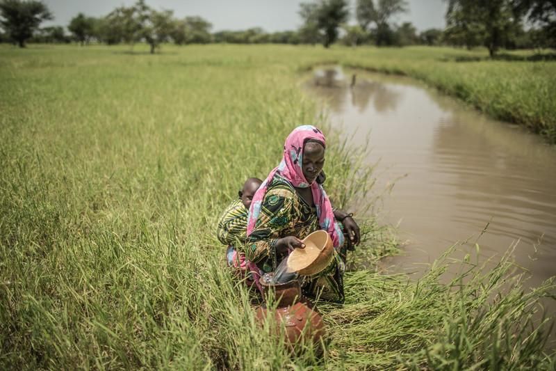 Sauda Hamid, junto a su bebe recogiendo agua junto al rio en un cántaro de cerámica, vive en Am-Ourouk, un pueblo a 50 kilómetros de Mangalmé, en la región de Guera (Chad). / FOTO: Pablo Tosco - Oxfam Intermón