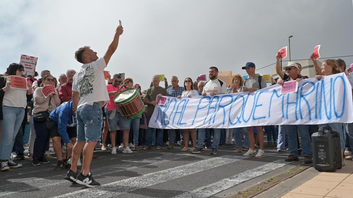 Manifestación de la Plataforma de Afectados por el Parque Nacional Marino de El Hierro. EFE/ Gelmert Finol