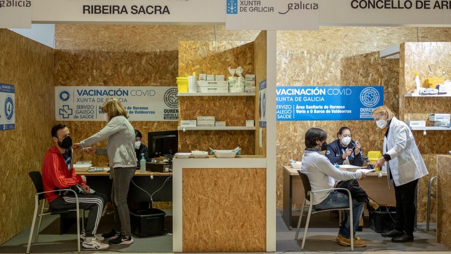 Unas personas reciben la vacuna contra el coronavirus en el recinto ferial de Expourense, en una imagen de archivo. EFE/Brais Lorenz