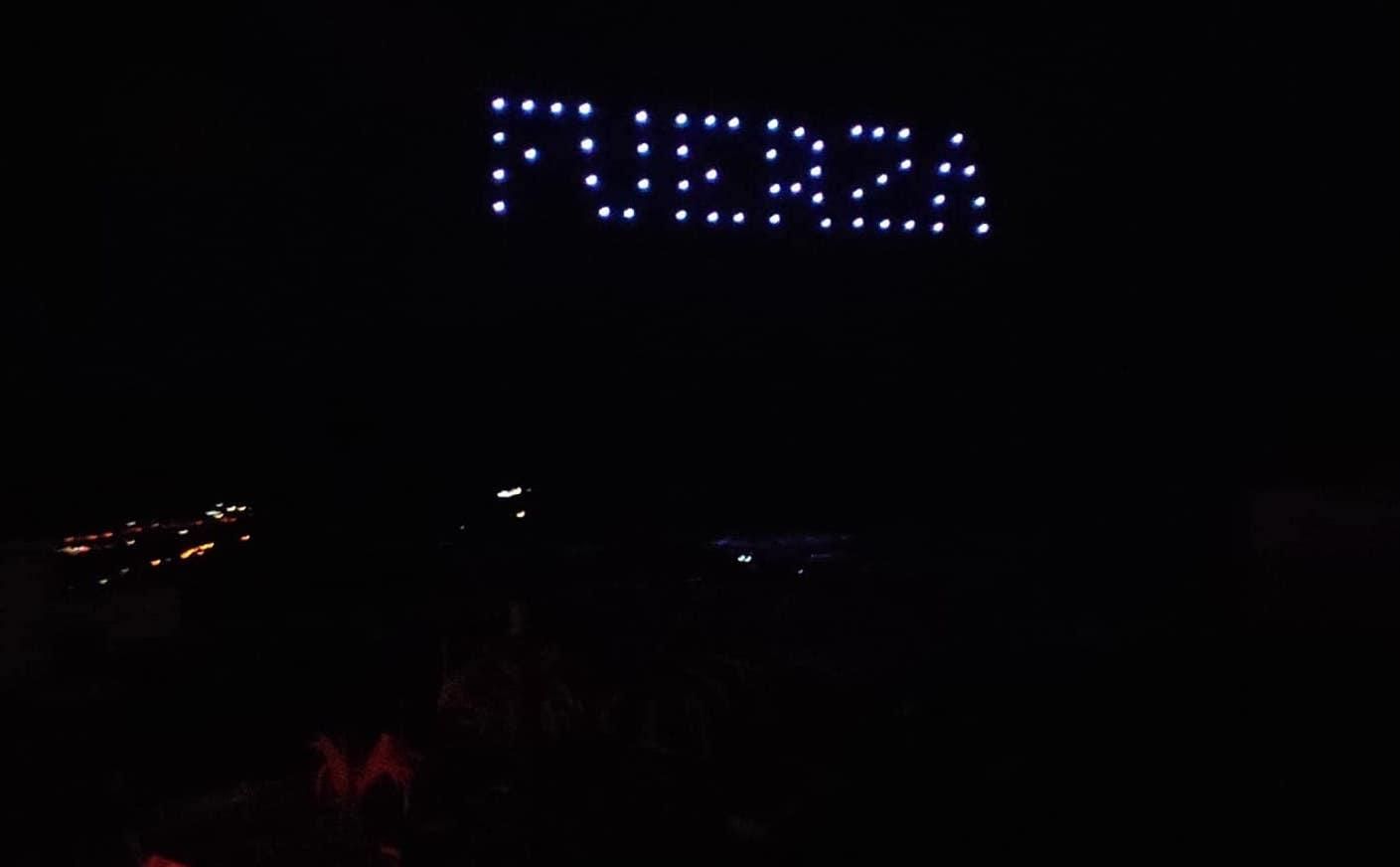 Los drones dibujaron la palabra 'Fuerza'.