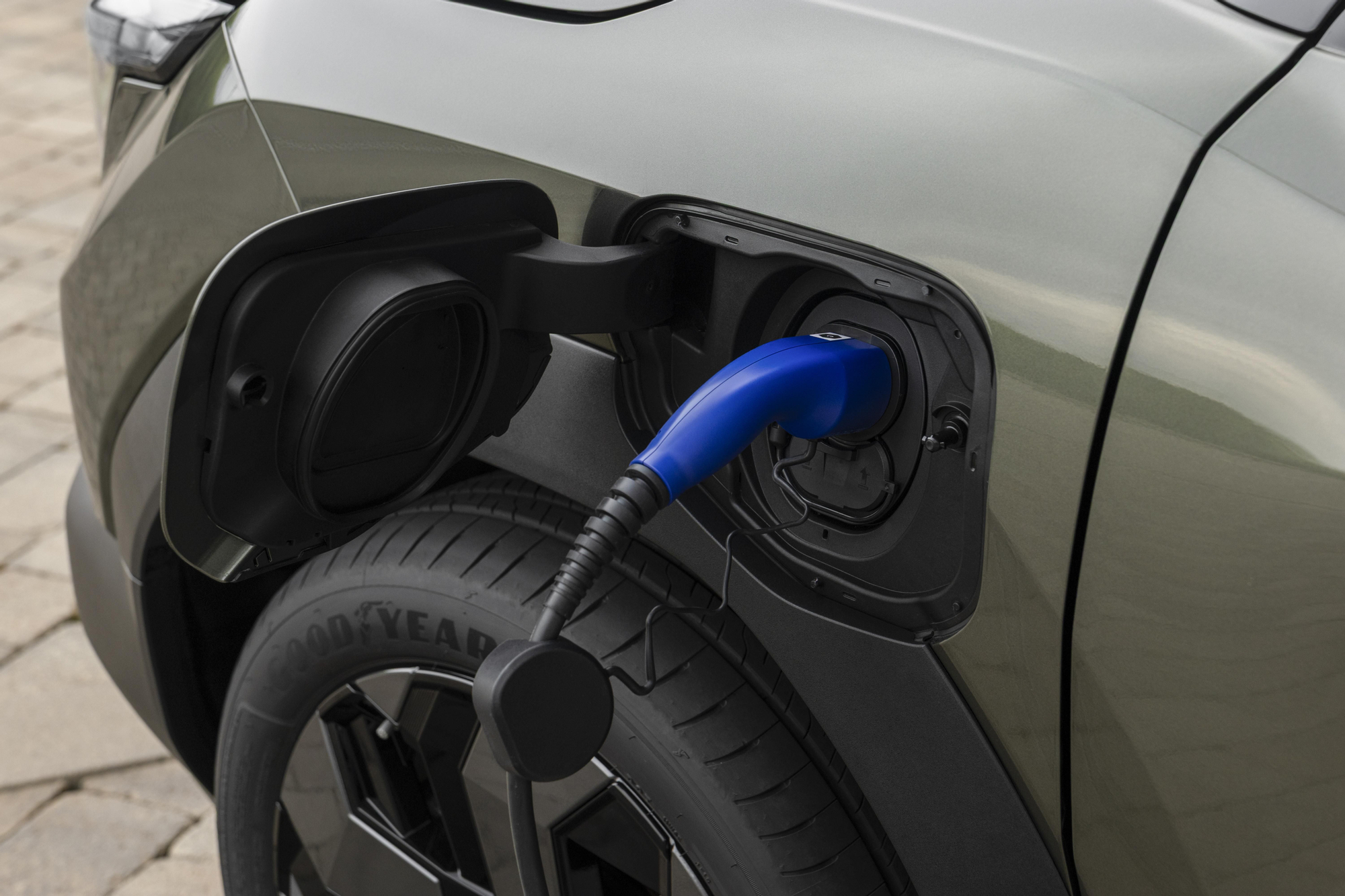 La toma de carga se emplaza en la aleta delantera izquierda.