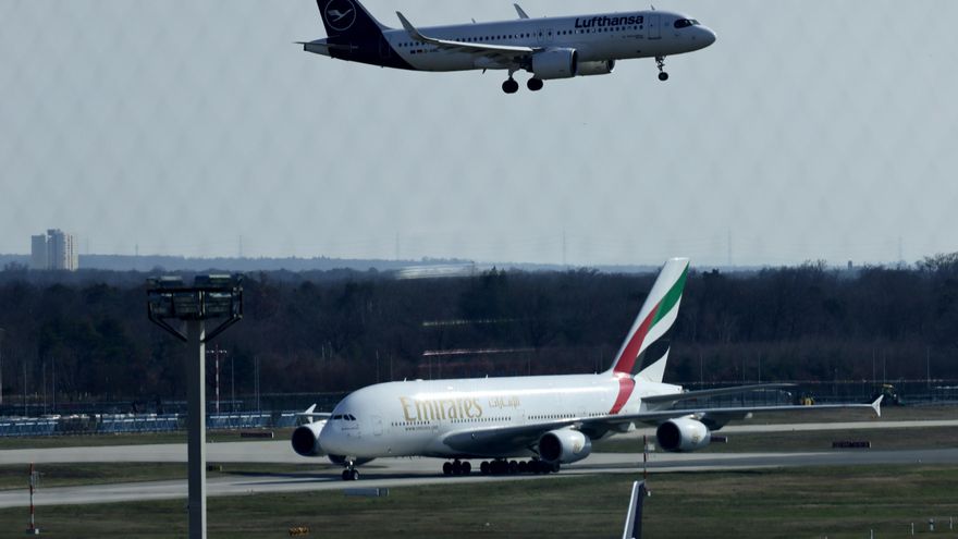 Un avión Airbus A380 de Emirates aterriza este martes en el aeropuerto internacional en Frankfurt (Alemania). Debido a los cierres generalizados del espacio aéreo y la cancelación de vuelos en medio de un conflicto en escalada que involucra ataques a Irán, el primer avión de pasajeros de Emirates desde Oriente Medio ha aterrizado en Alemania. EFE/EPA/RONALD WITTEK