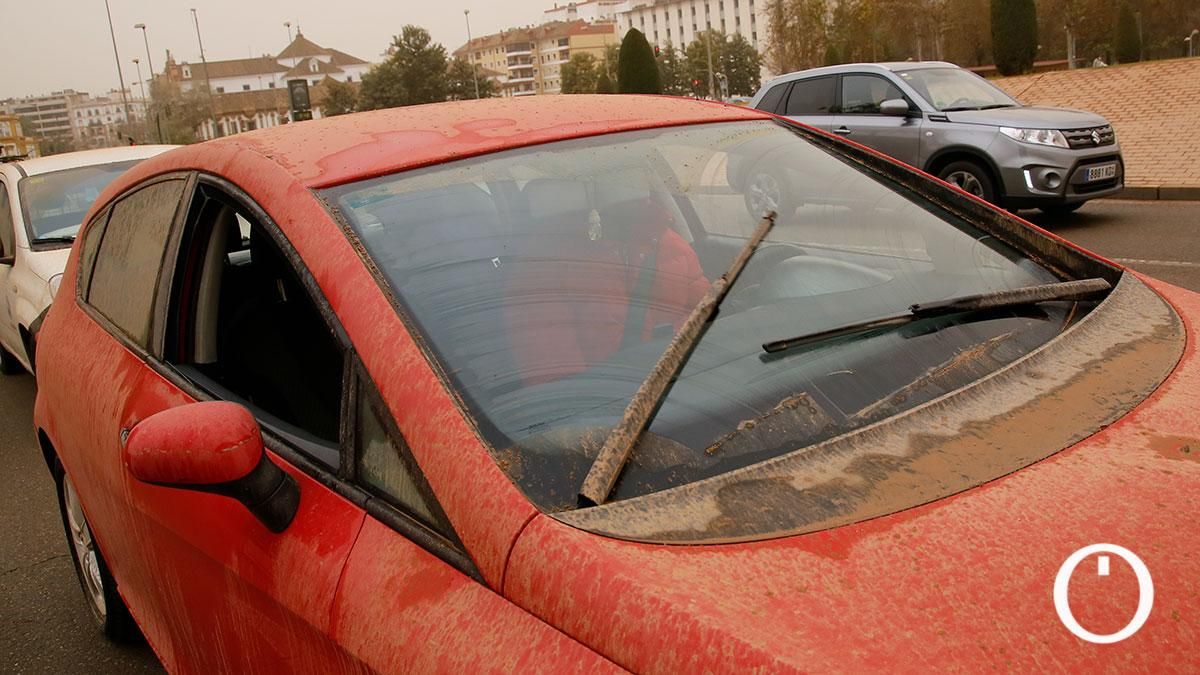 Córdoba amanece enfangada tras una histórica lluvia de barro de madrugada