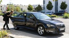 Un cliente de Uber subiendo a una VTC