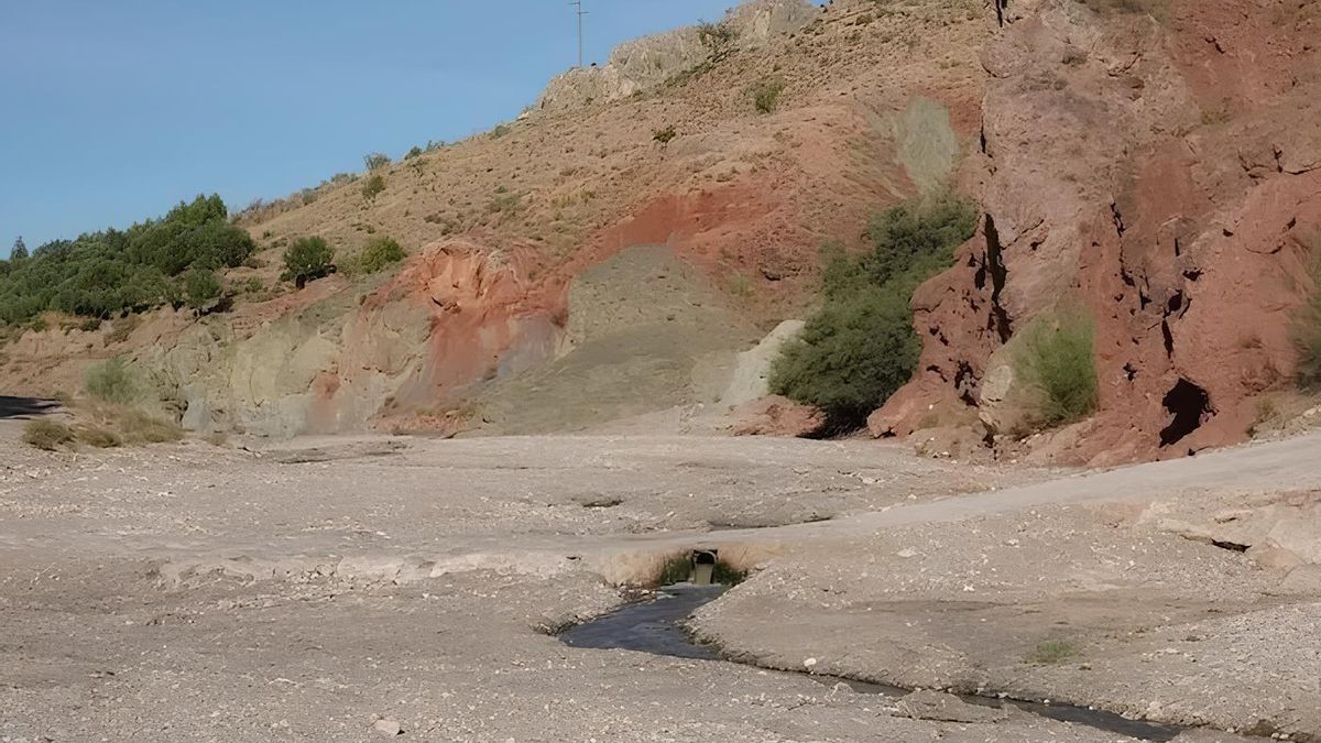Uno de los vertidos ilegales al cauce del río Vélez