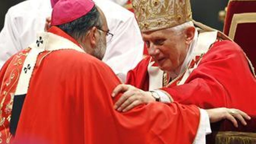 El arzobispo pirómano se disfraza de bombero