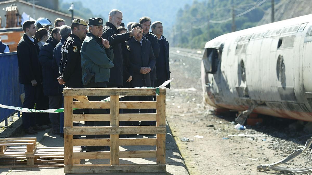 Los Reyes Felipe VI y Letizia visitan la zona 0 del accidente de trenes en Adamuz