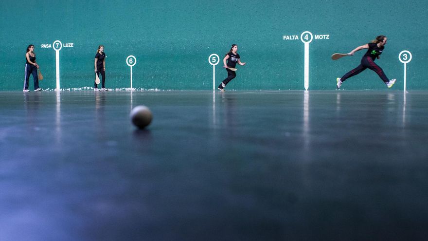 Ser cuatro veces campeona del mundo y cobrar 50 euros por partido: la eterna lucha de las mujeres para poder ser pelotaris