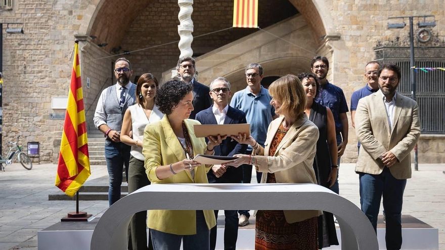 La secretaria general de ERC, Marta Rovira, y la viceprimera secretaria del PSC, Lluïsa Moret, firman el acuerdo de investidura de Salvador Illa.