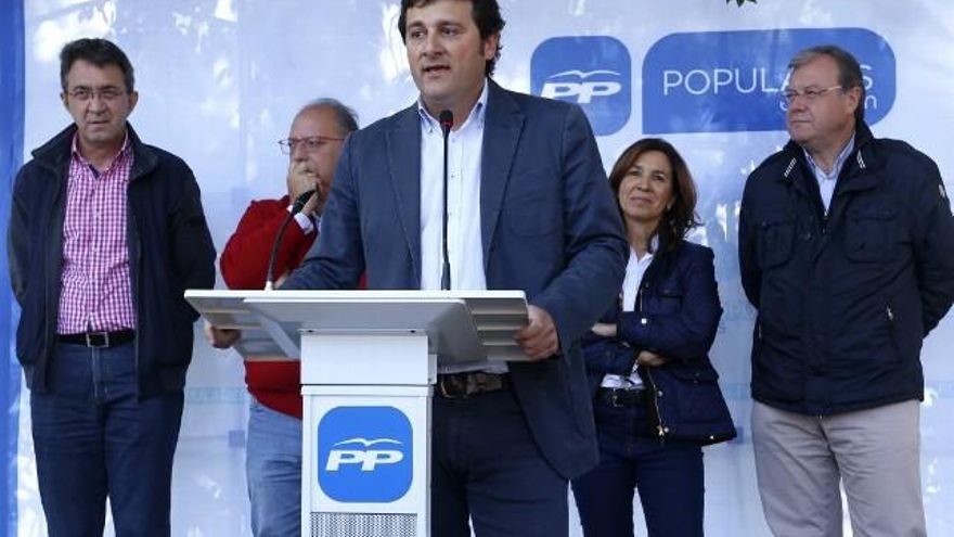 Foto de archivo del alcalde de Villaquilambre, Manuel García (centro) en un acto del partido.