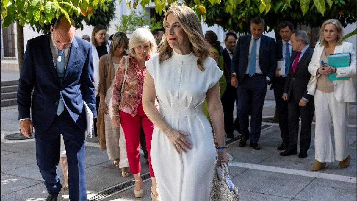 La presidenta de la Junta de Extremadura, María Guardiola, el año pasado a su llegada al Debate sobre el estado de la región