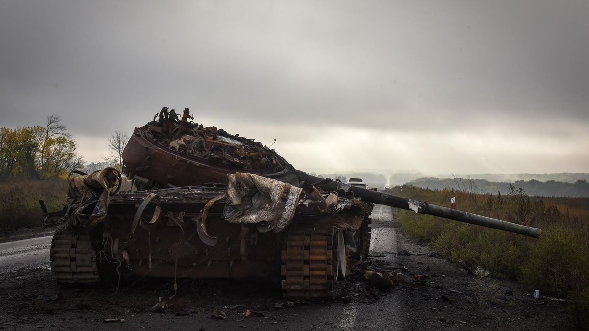 Kharkiv (Ukraine), 01/10/2022.- A destroyed Russian tank on the road in Kharkiv region, Ukraine, 01 October 2022. The Ukrainian army pushed Russian troops from occupied territory in the northeast of the country in a counterattack. Kharkiv and surrounding areas have been the target of heavy shelling since February 2022, when Russian troops entered Ukraine starting a conflict that has provoked destruction and a humanitarian crisis. (Atentado, Rusia, Ucrania)