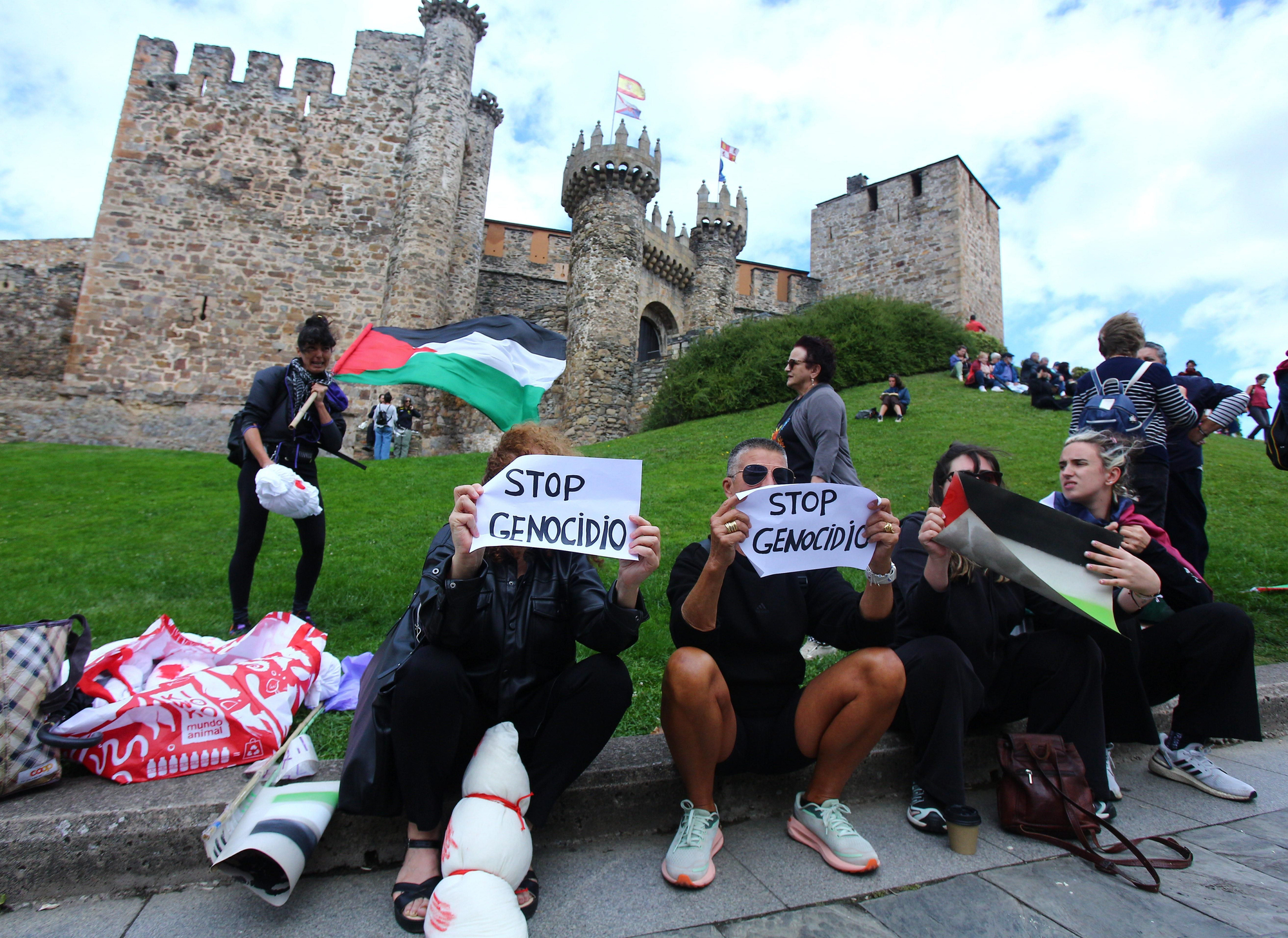 Las imágenes de la protesta contra el genocidio en Gaza ante la Vuelta a su paso por El Bierzo