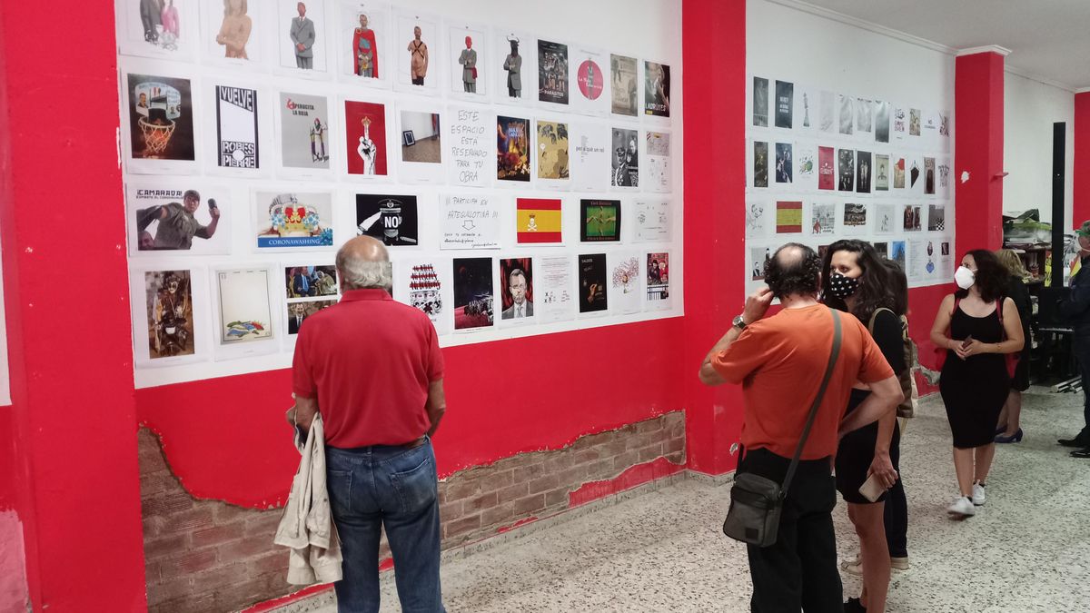 Asistentes a la exposición crítica con la monarquía en Orihuela.