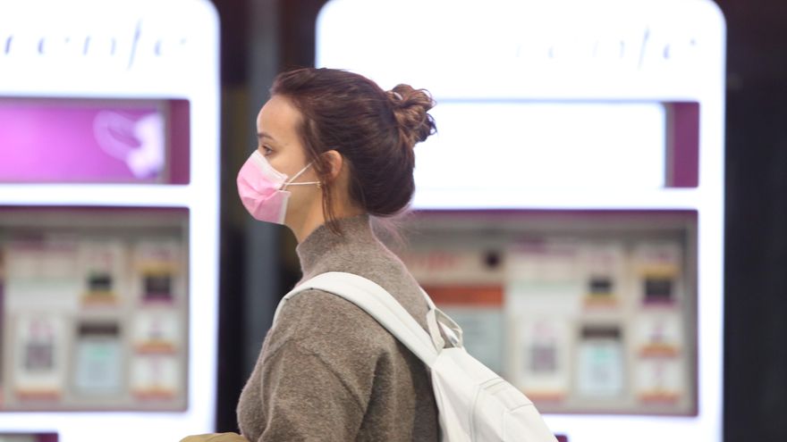 Una viajera con mascarilla en la estación de Atocha