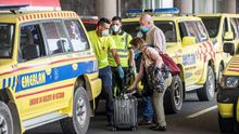 Dos viajeros reciben asistencia de los servicios de emergencias tras desembarcar en Lanzarote.