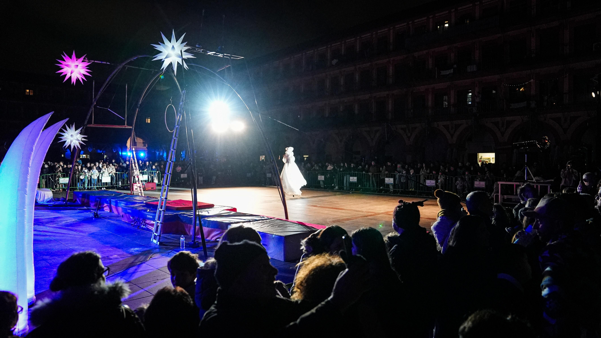 Espectáculo de acrobacias en la Corredera