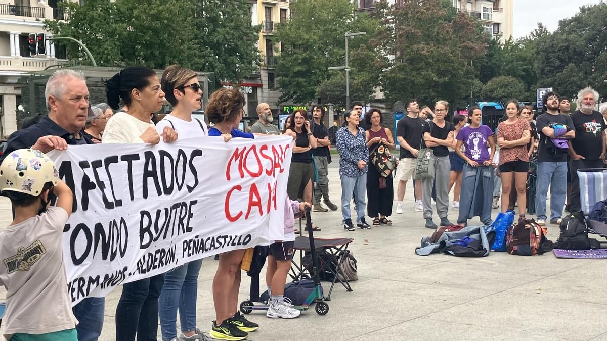 Los vecinos de Hermanos Calderón amenazados con desahucios masivos han pedido ya cuatro veces sin éxito una reunión con el consejero Media