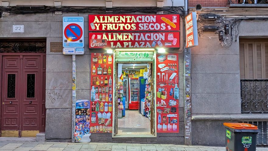 Las licorerías 24 horas triplican su número en Malasaña ante la inacción del Ayuntamiento de Madrid