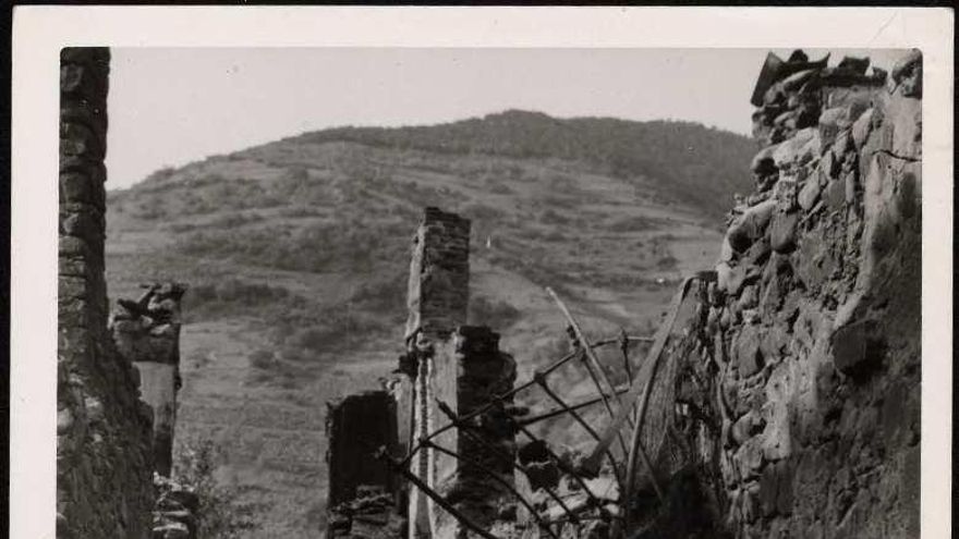 "Potes, la mártir. Detalle del incendio rojo en Potes. 5-9-37.