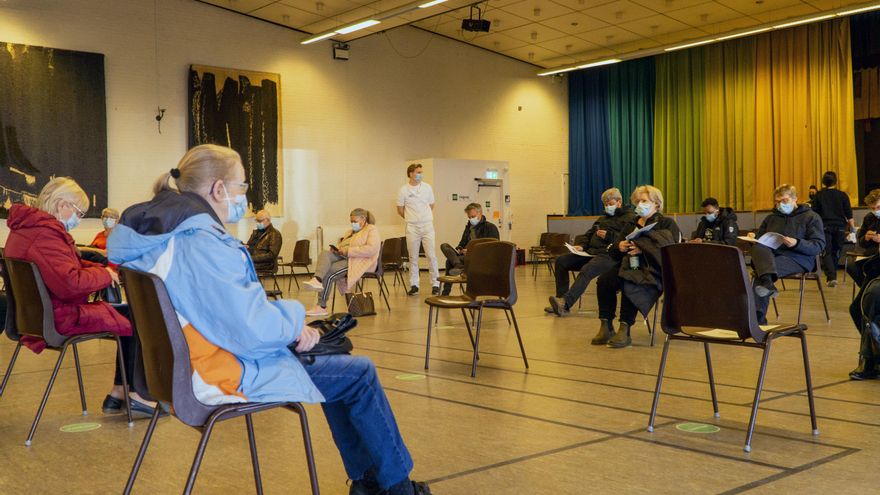 Sala de observación de pacientes en el centro de vacunación de Ballerup. Cada persona tiene que esperar 15 minutos después de recibir la vacuna por si se produjera alguna reacción alérgica.