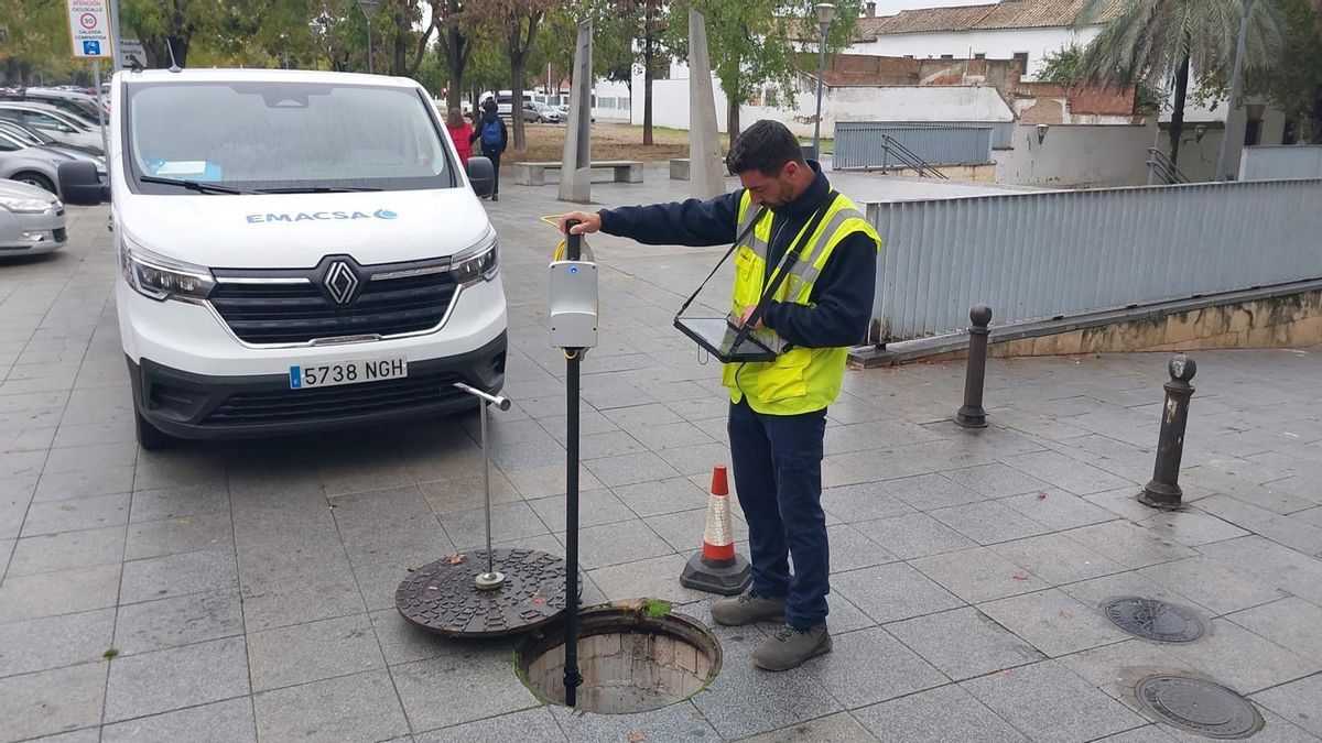Inspección y revisión de la red de alcantarillado por parte de Emacsa tras las lluvias de la borrasca Claudia.