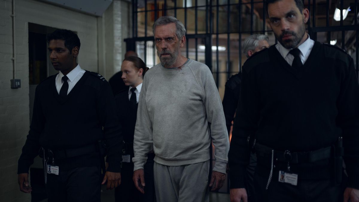 Apple TV lanza las primeras imágenes de 'The Wanted Man', la nueva serie de Hugh Laurie con el cerebro de 'Hijack'