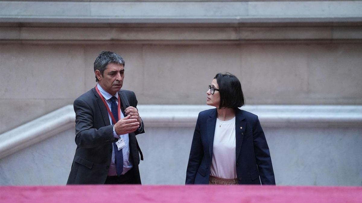 El Parlament pide la dimisión de Parlon y Trapero por la infiltración de los Mossos en una asamblea de docentes