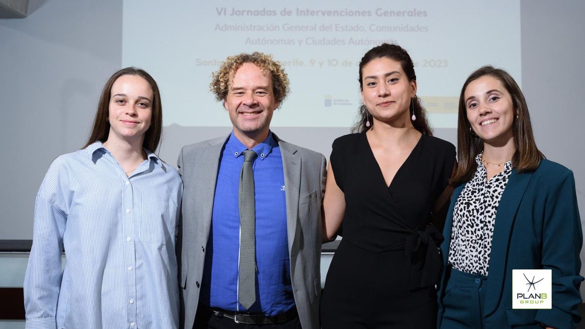 Parte del equipo de Plan B Group, con su fundador, Alberto Santana.