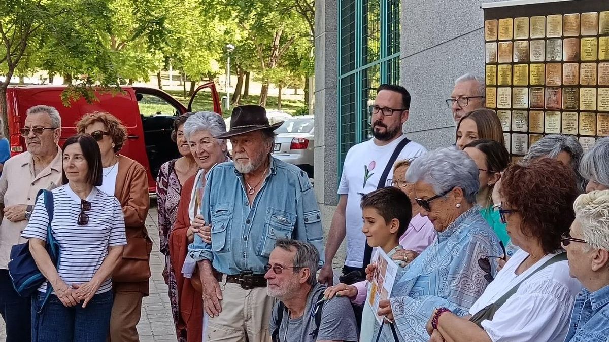 Gunter Demnig junto con Isabel, Jesús y algunos de los familiares de deportados en campos nazis