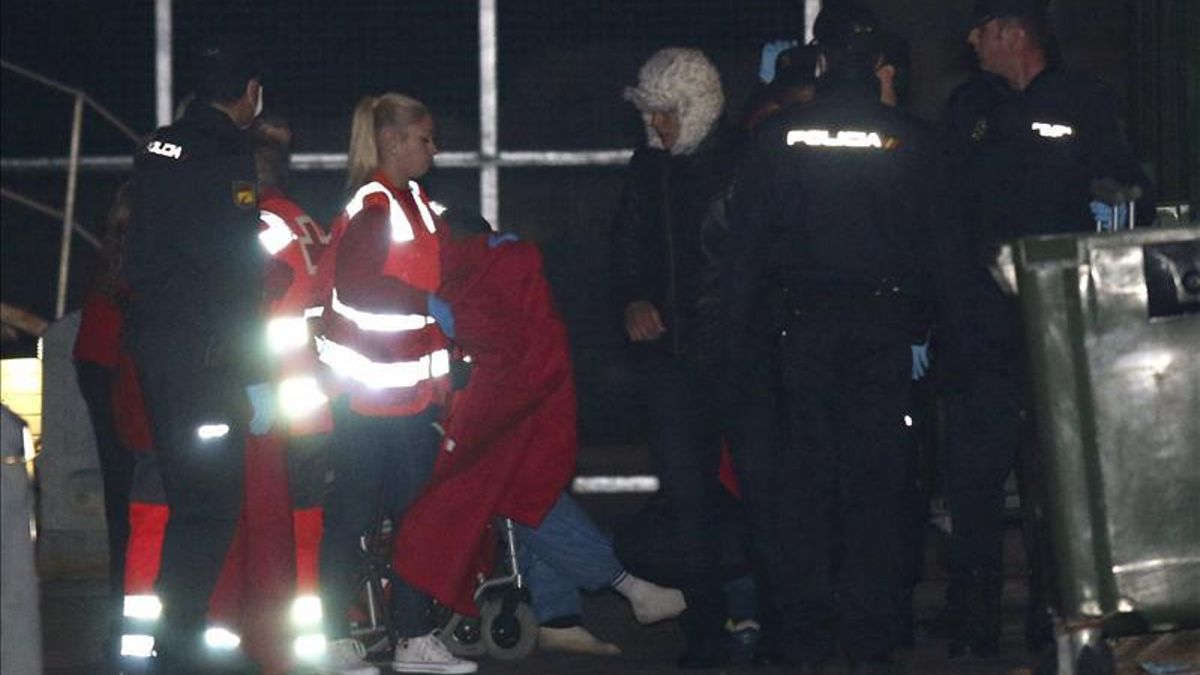 Imagen del rescate a los inmigrantes que viajaban en la patera de Cabo de Gata