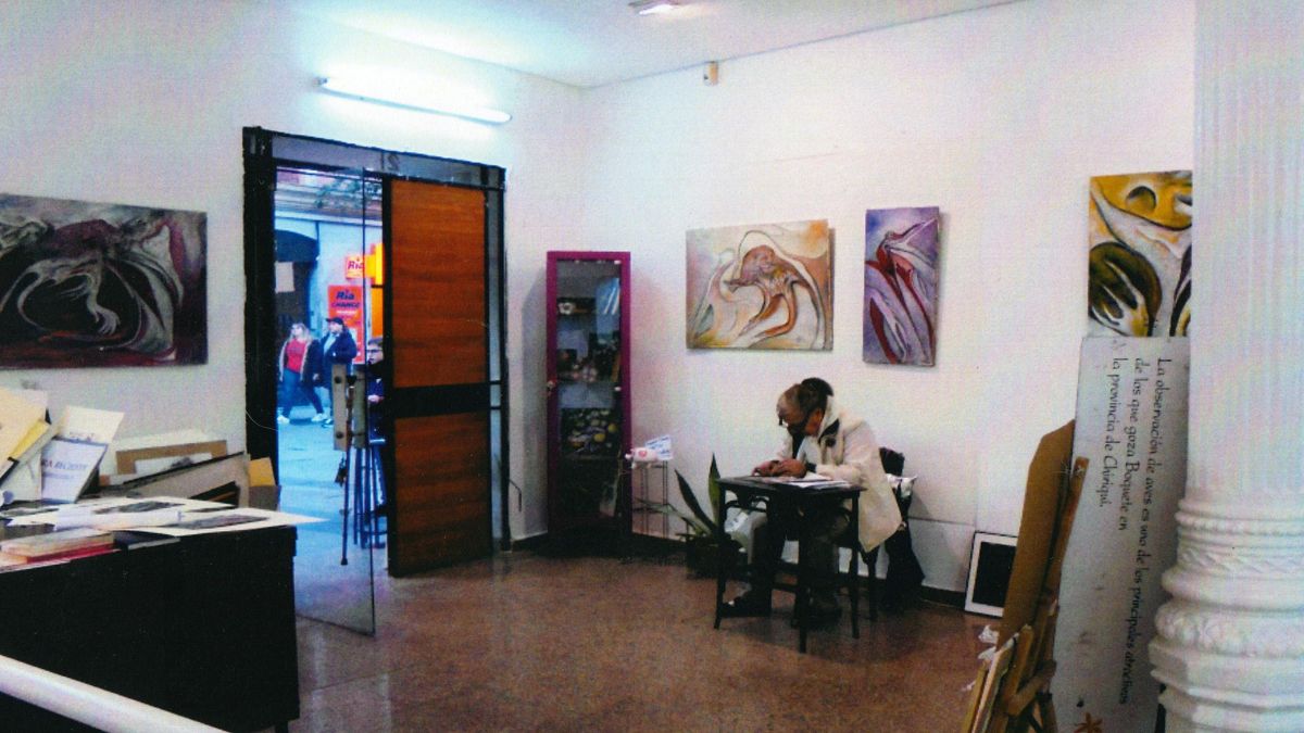 Fanny Gonmar pintando en su estudio, con la puerta a la calle Fuencarral al fondo