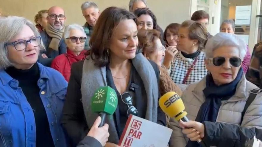 La alcaldesa de Espartinas, Cristina Los Arcos, en atención a medios tras reclamar "mejorar" en el servicio de autobús.