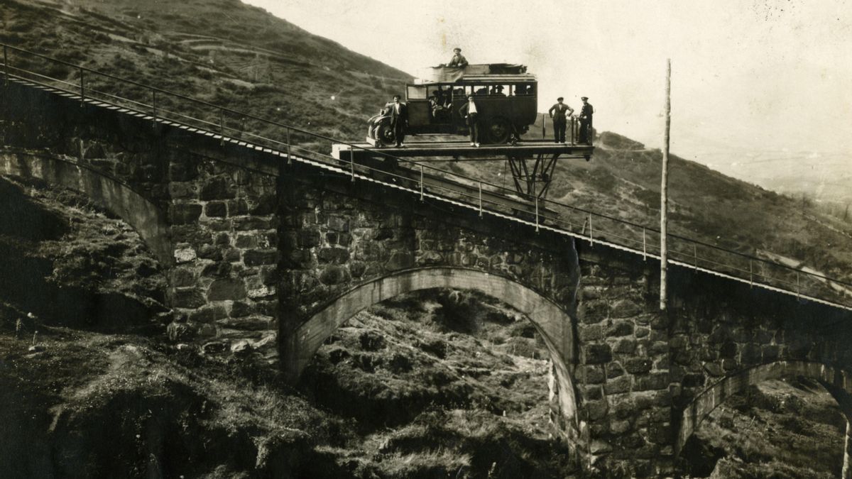 El funicular de Larreineta celebra un siglo de subidas y bajadas con un viaje teatralizado y sin olvidar el pasado minero