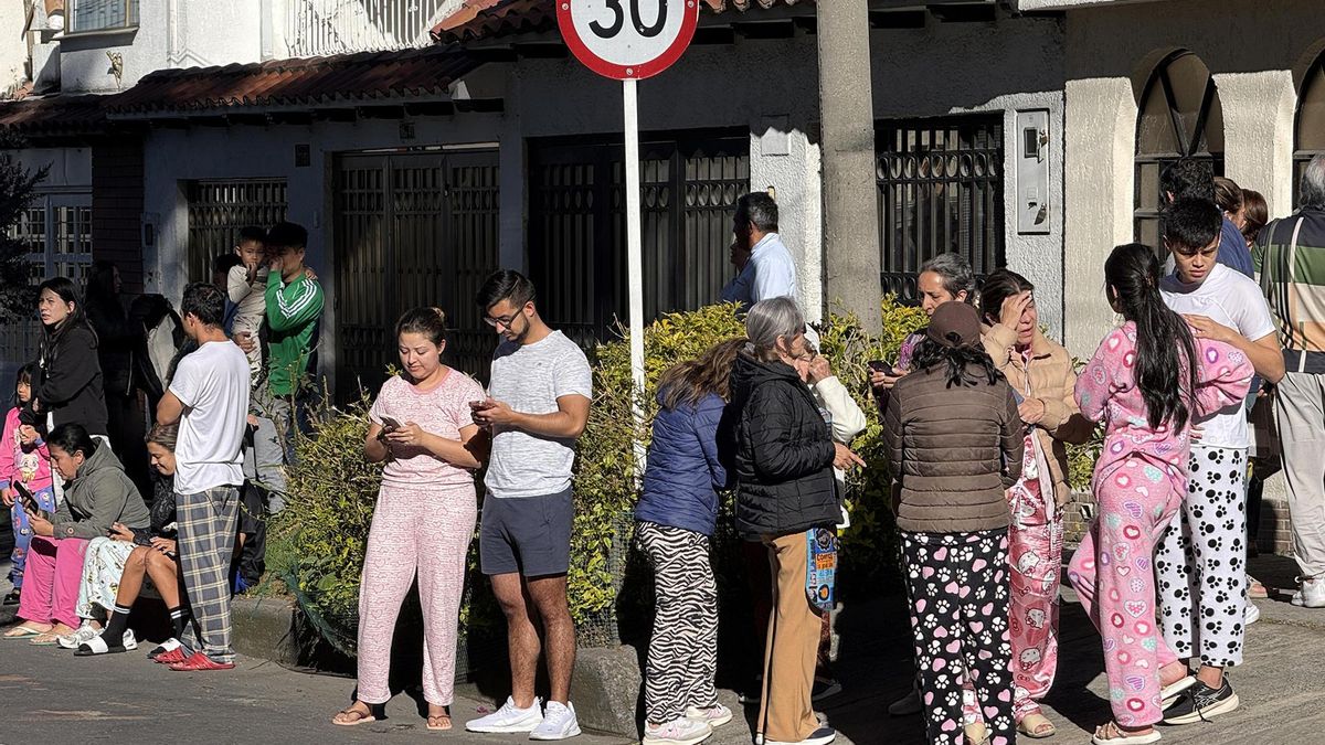 Personas evacuan edificios tras un fuerte temblor este lunes, en Bogotá (Colombia).