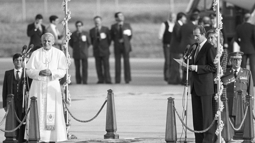 Del 'Totus Tuus' de Juan Pablo II a atacar a Francisco: una Iglesia española más ultra a 40 años de la primera visita de un papa