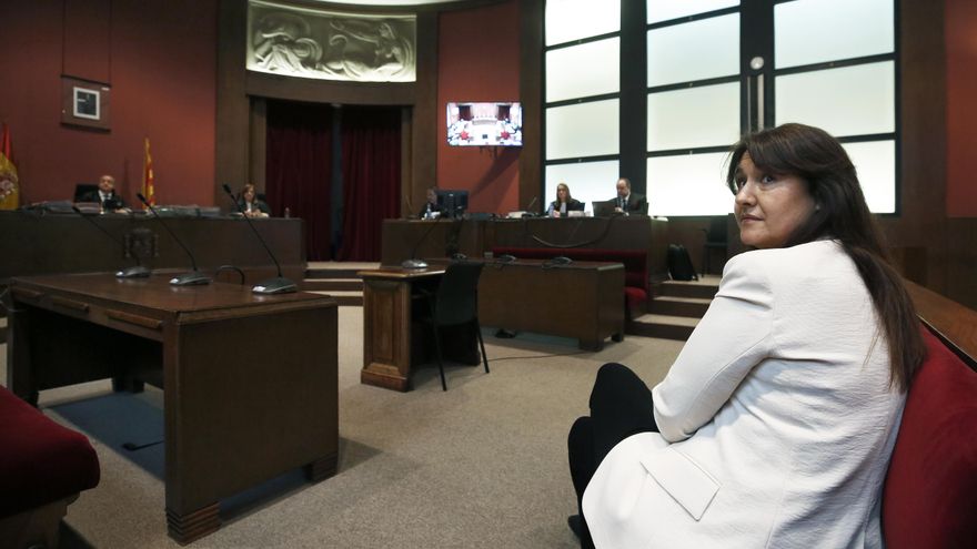 El juicio a Borràs arranca con guerra entre acusados por el pacto que acorrala a la líder de Junts