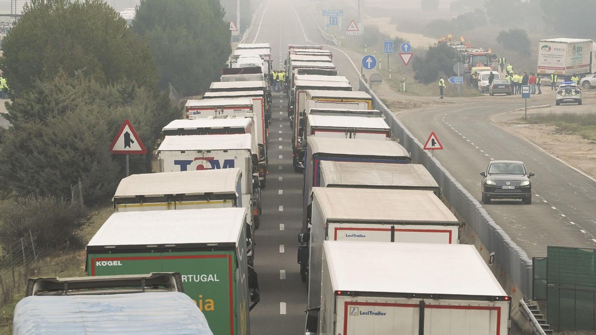 Vista del atasco de camiones durante la concentración de tractores en la A62 a la altura de Valladolid este martes