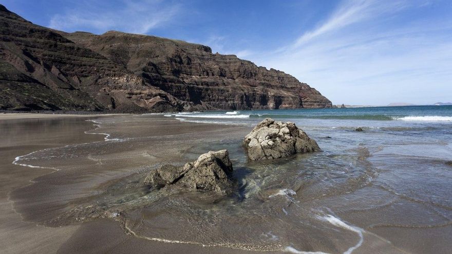 Rescatado un parapentista que cayó en una zona de rocas en Lanzarote