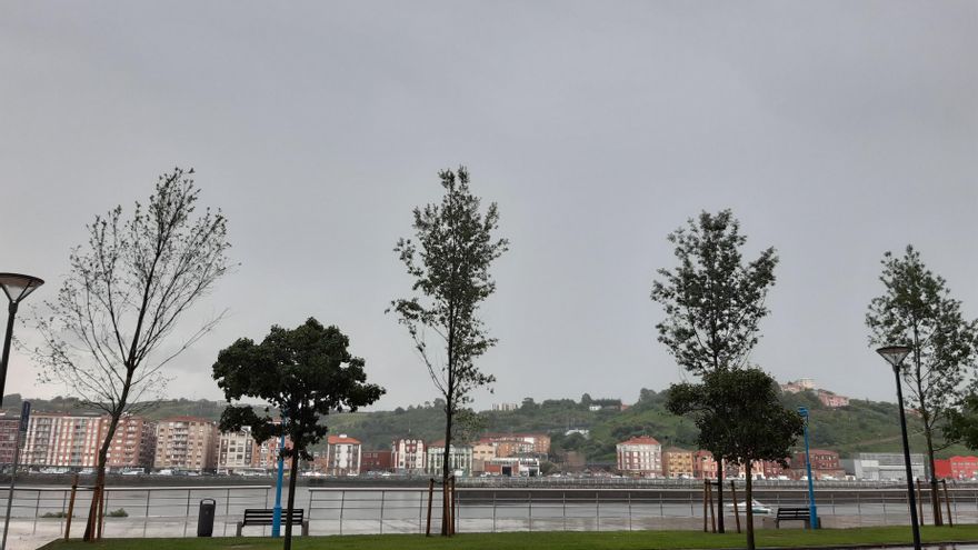 Cielos nubosos y lluvia en Bizkaia.