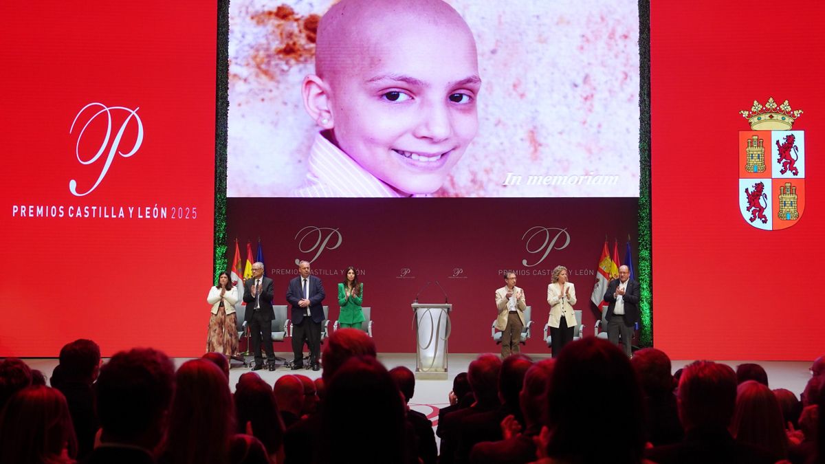 Momento en recuerdo de la joven María Caamaño, recientemente fallecida, al inicio de la ceremonia de entrega de los Premios Castilla y León 2025, este martes en Valladolid.