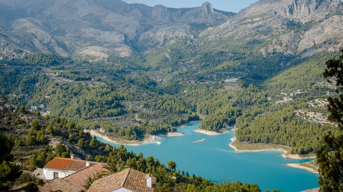 El pequeño pueblo medieval a media hora de Alicante que conserva un castillo del siglo XII y murallas medievales