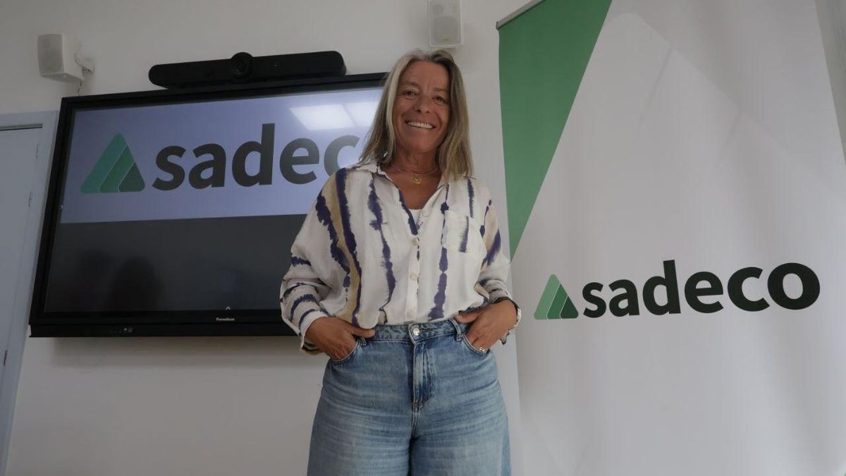 La presidenta de Sadeco, Isabel Albás, en la sede de la empresa municipal antes de presentar el presupuesto para 2026.