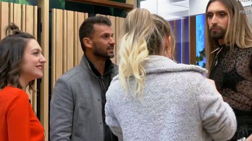 Carlos habla con sus compañeros